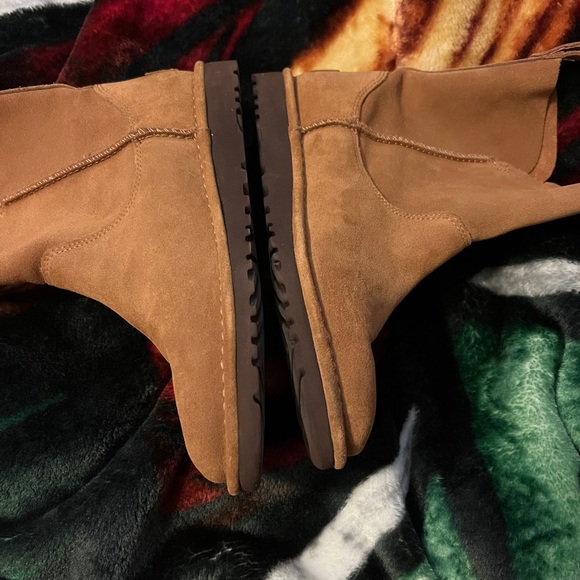 New UGG boots never worn, but do have some scuffs/scratches - Picture 6 of 6